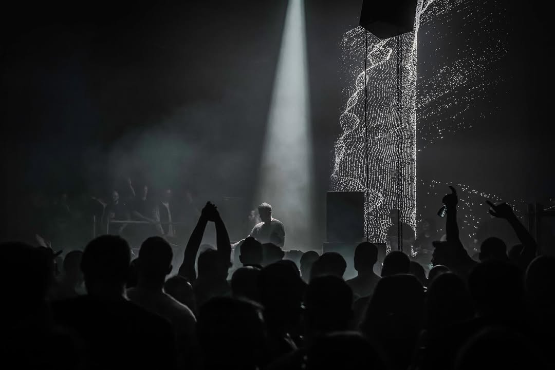 Ben Klock, Dax J, Adiel e o B2B histórico de Eli Iwasa e Vermelho: a tempestade sonora que faz da Photon no Gate 22 um dos rituais mais potentes do techno