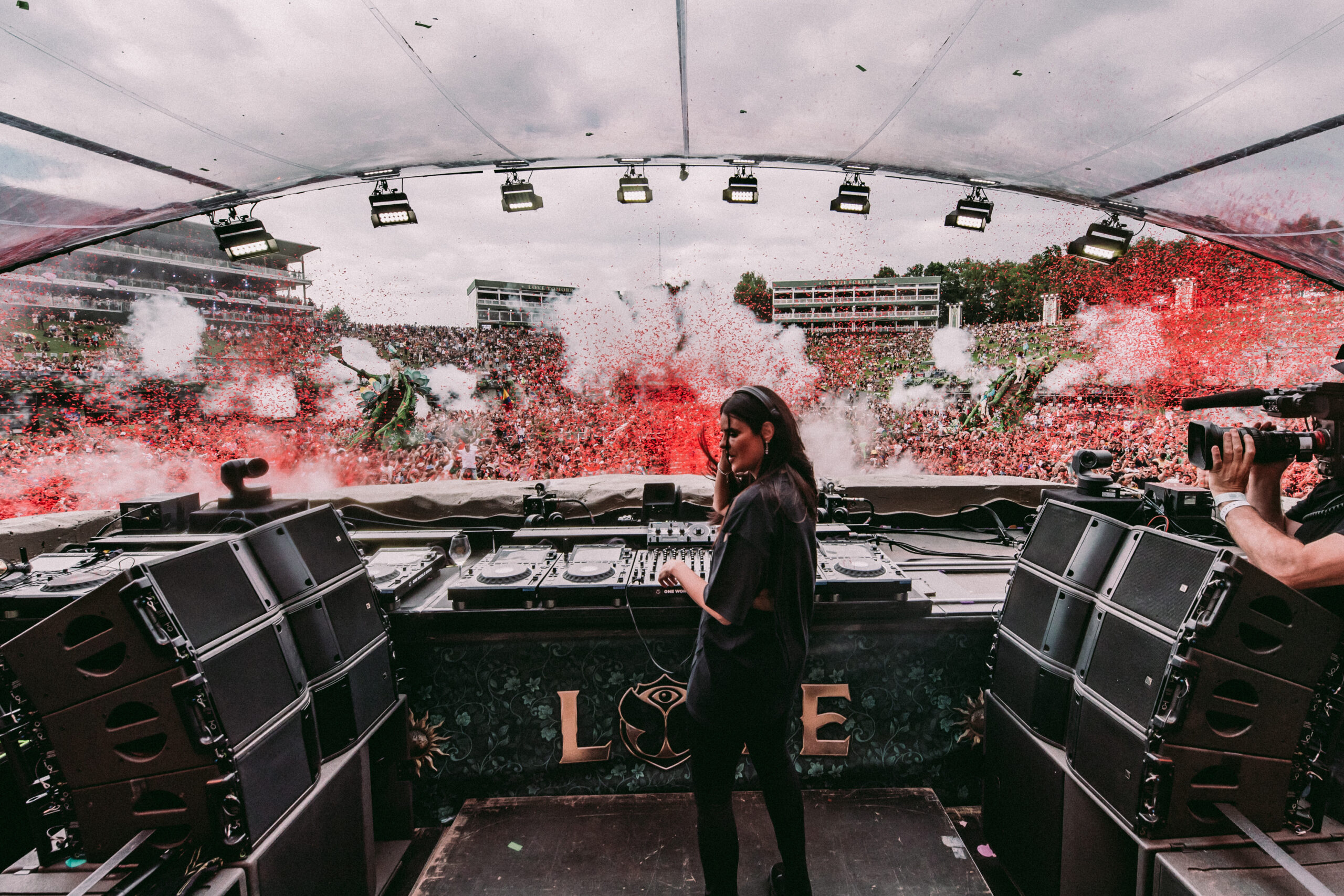 Brasileira ANNA é a artista responsável por dar o primeiro play no Tomorrowland belga 2025 e faz três sets em diferentes palcos