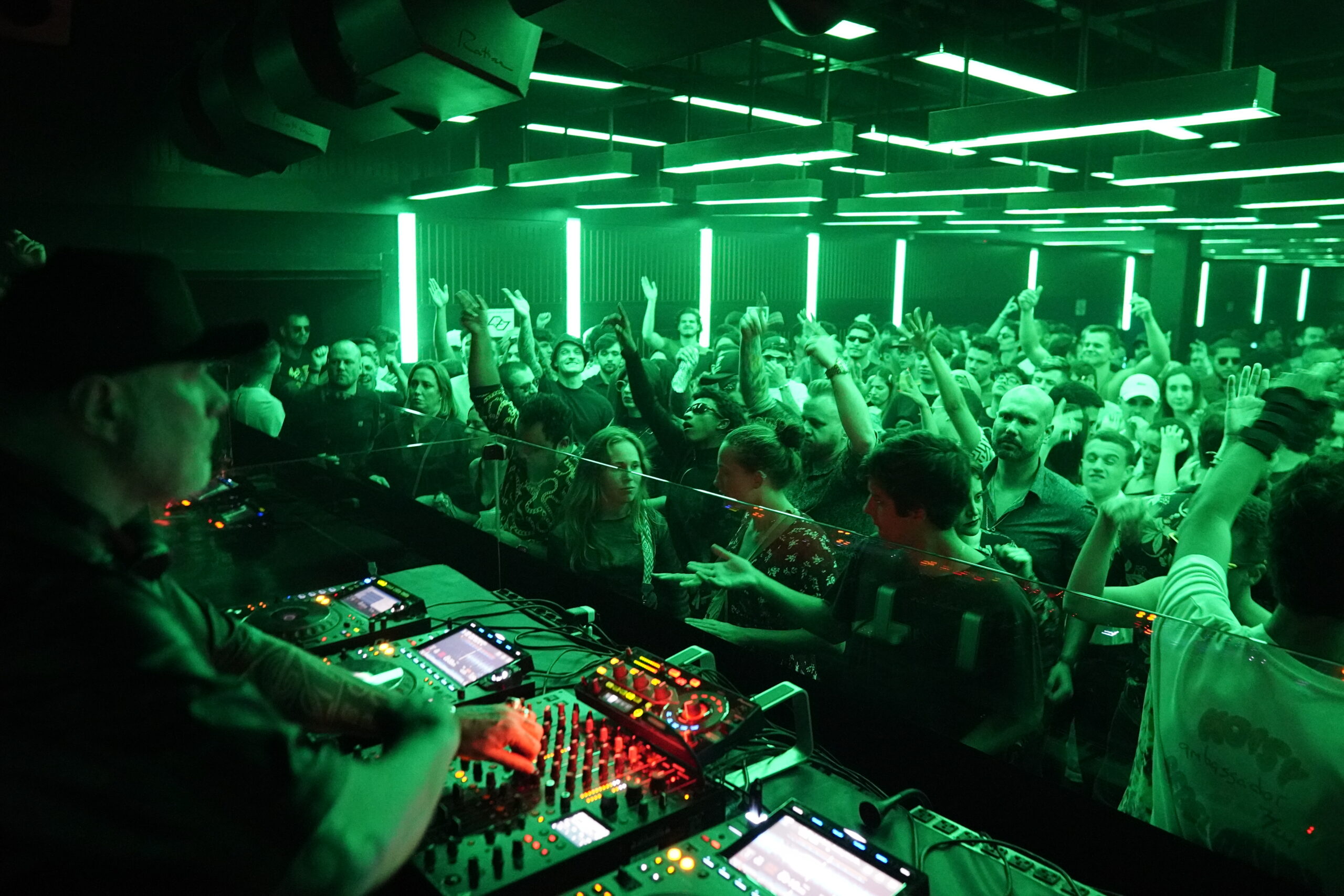 Vinil, digital e história: Ratier e DJ Murphy se preparam para B2B All Night Long inédito no D-EDGE SP