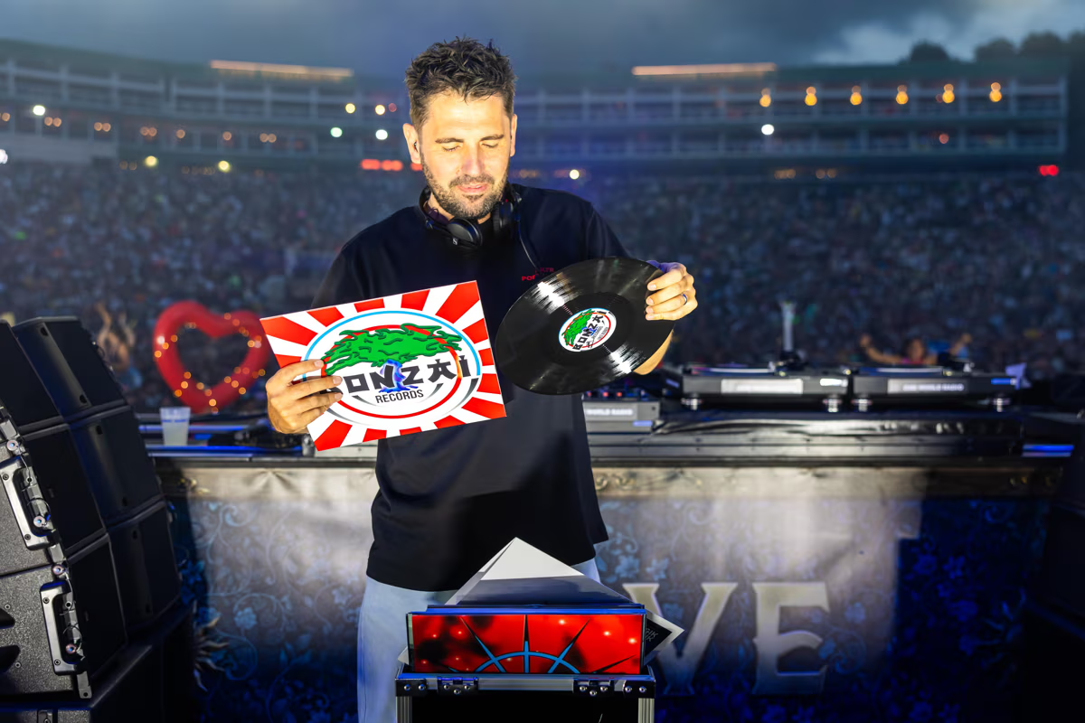 Dimitri Vegas revive a arte do DJing com vinil em set histórico no Tomorrowland 2025 – agora disponível no YouTube