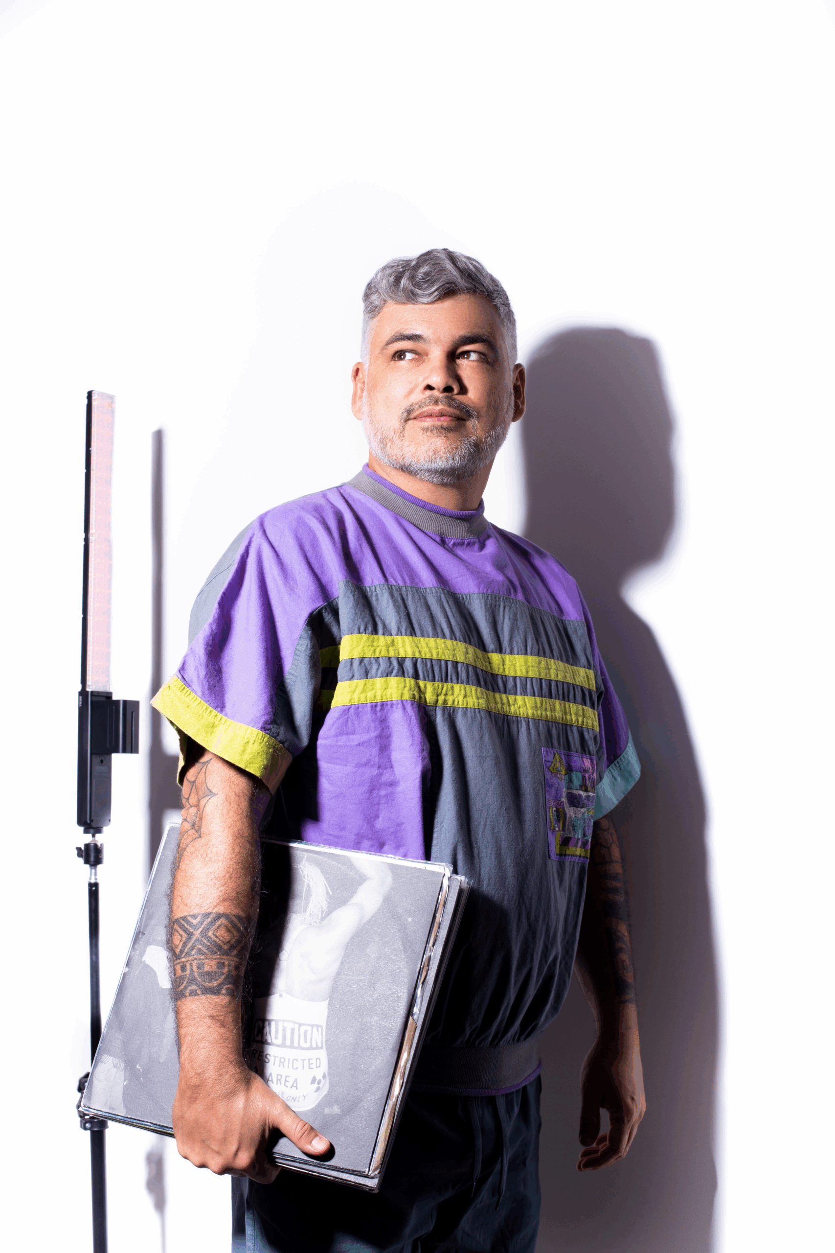 Com direito a “fluteboxing” e batida de funk, Leo Janeiro lança o EP “Carioca Flute / Som Na Caixa”