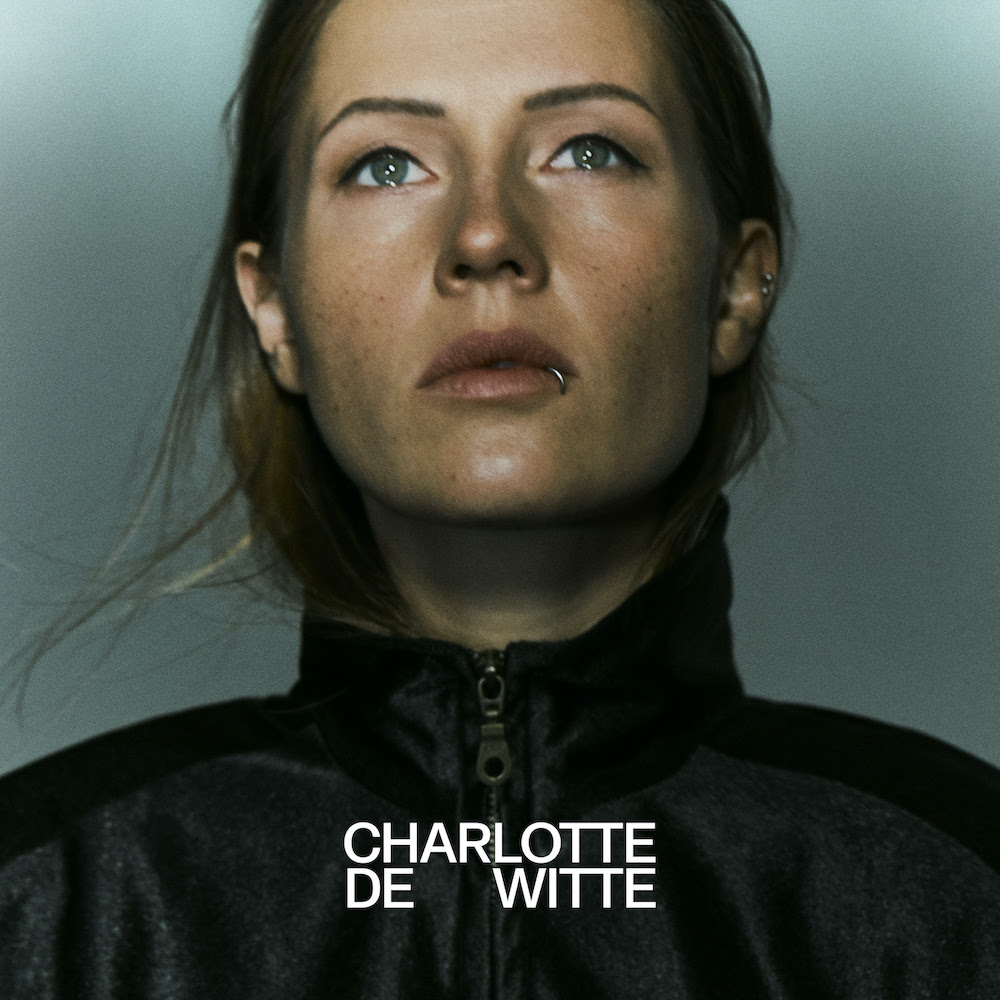 Charlotte de Witte lança seu tão aguardado álbum homônimo pela sua gravadora KNTXT