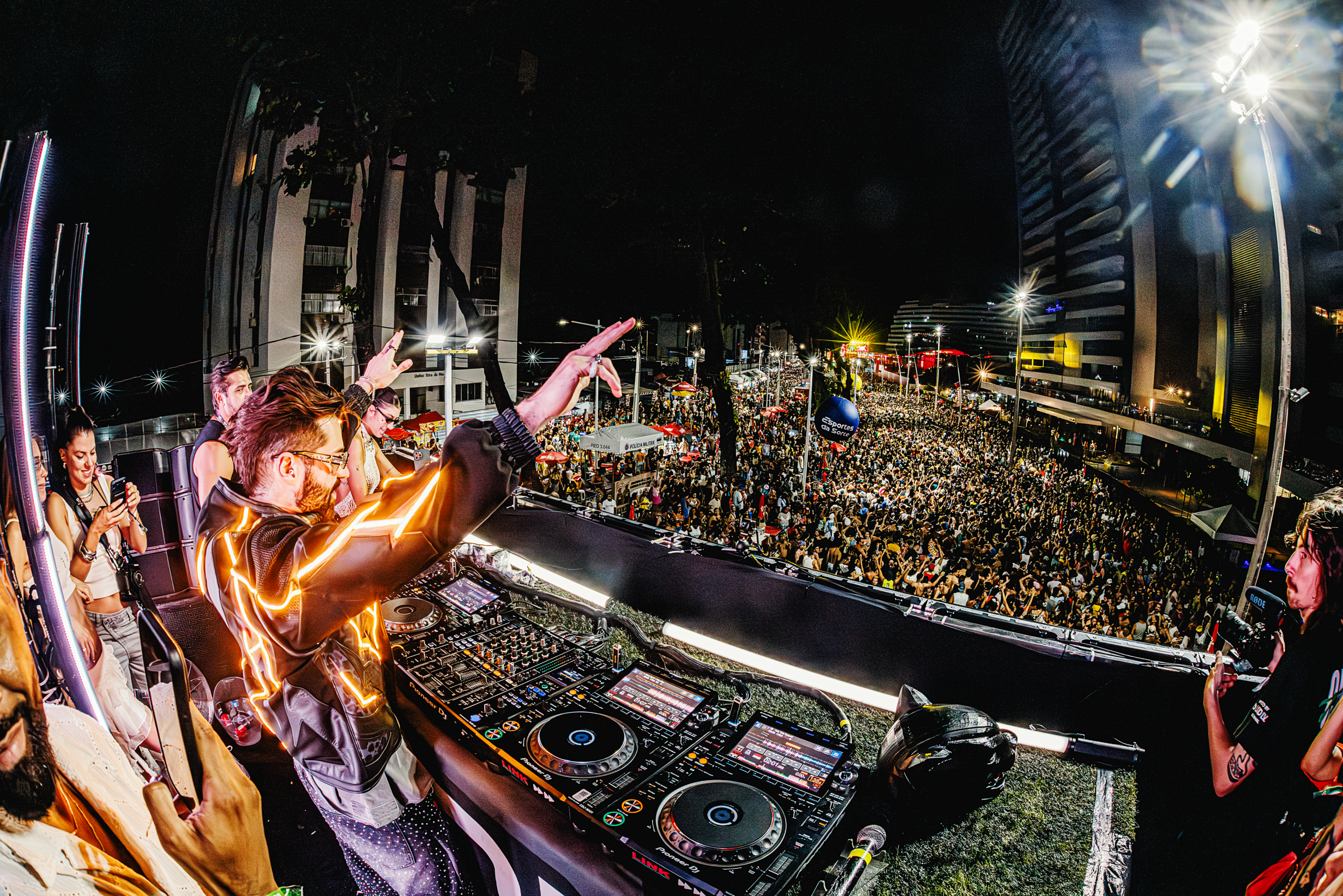 Alok arrasta multidão no Carnaval de Salvador e domina o Barra–Ondina com trio eletrizante do início ao fim