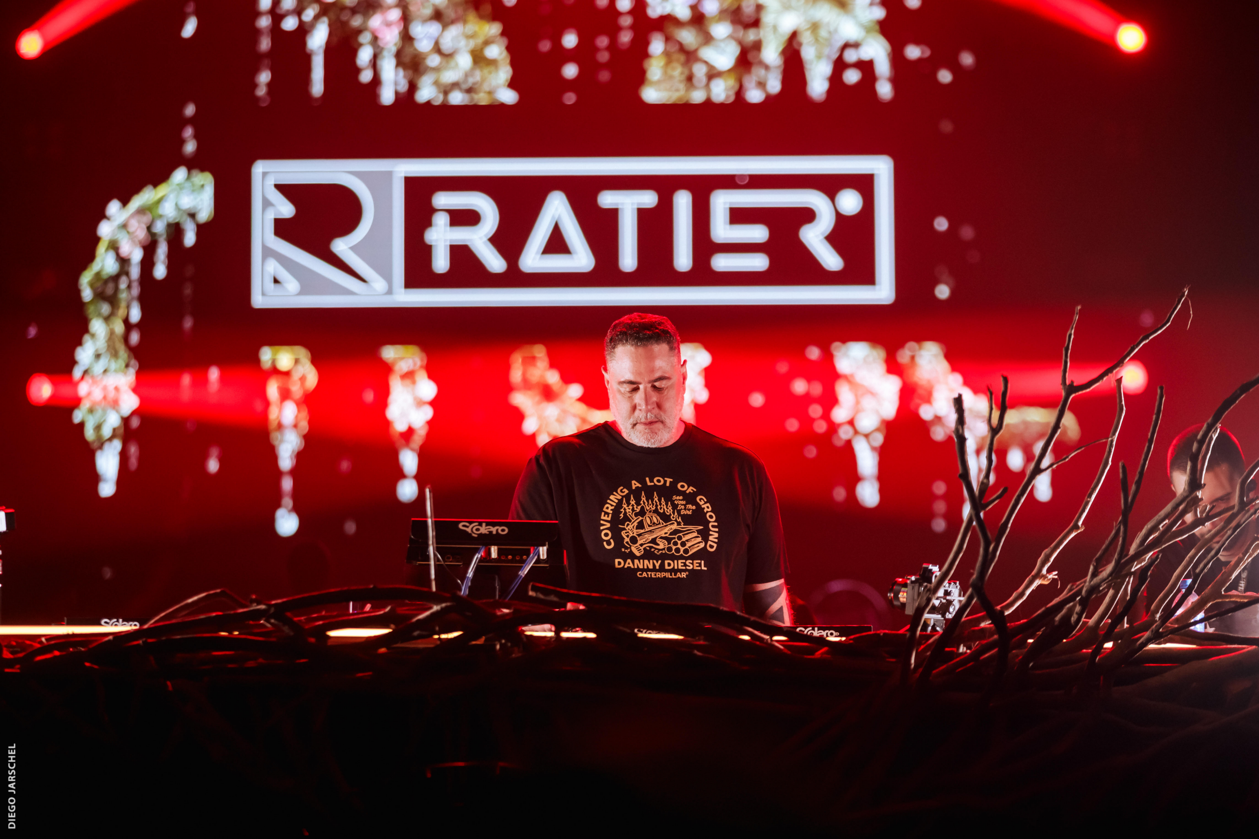 Do concreto ao litoral: Ratier desenha um Carnaval em três atos entre São Paulo e Santa Catarina