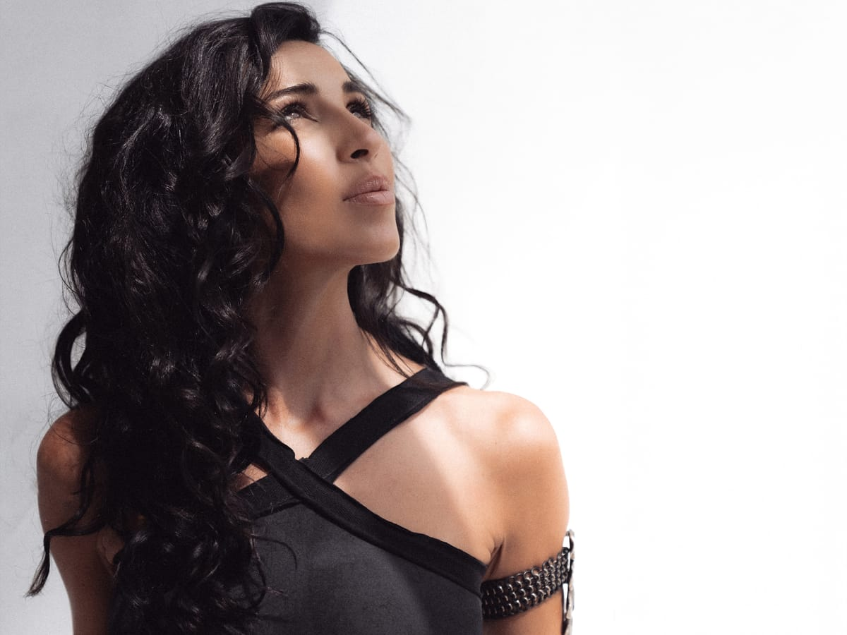 B Jones anuncia o lançamento de “Stronger”