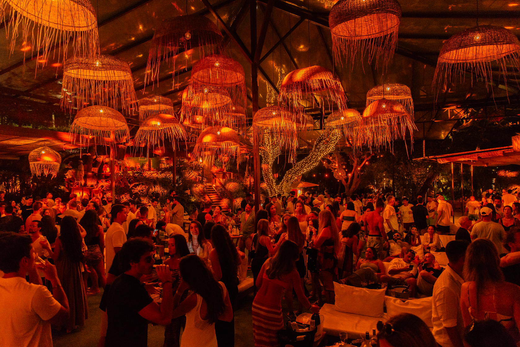 PRIVILÈGE BÚZIOS E TAWA BEACH CELEBRAM ANIVERSÁRIOS EM UM MESMO DIA E TRANSFORMAM 21 DE MARÇO EM UM CICLO DE MAGIA