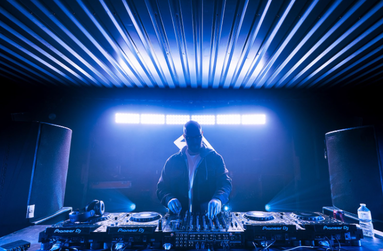 Maty Owl lança remix oficial de “Signals” de Oliver Smith pela Anjunabeats