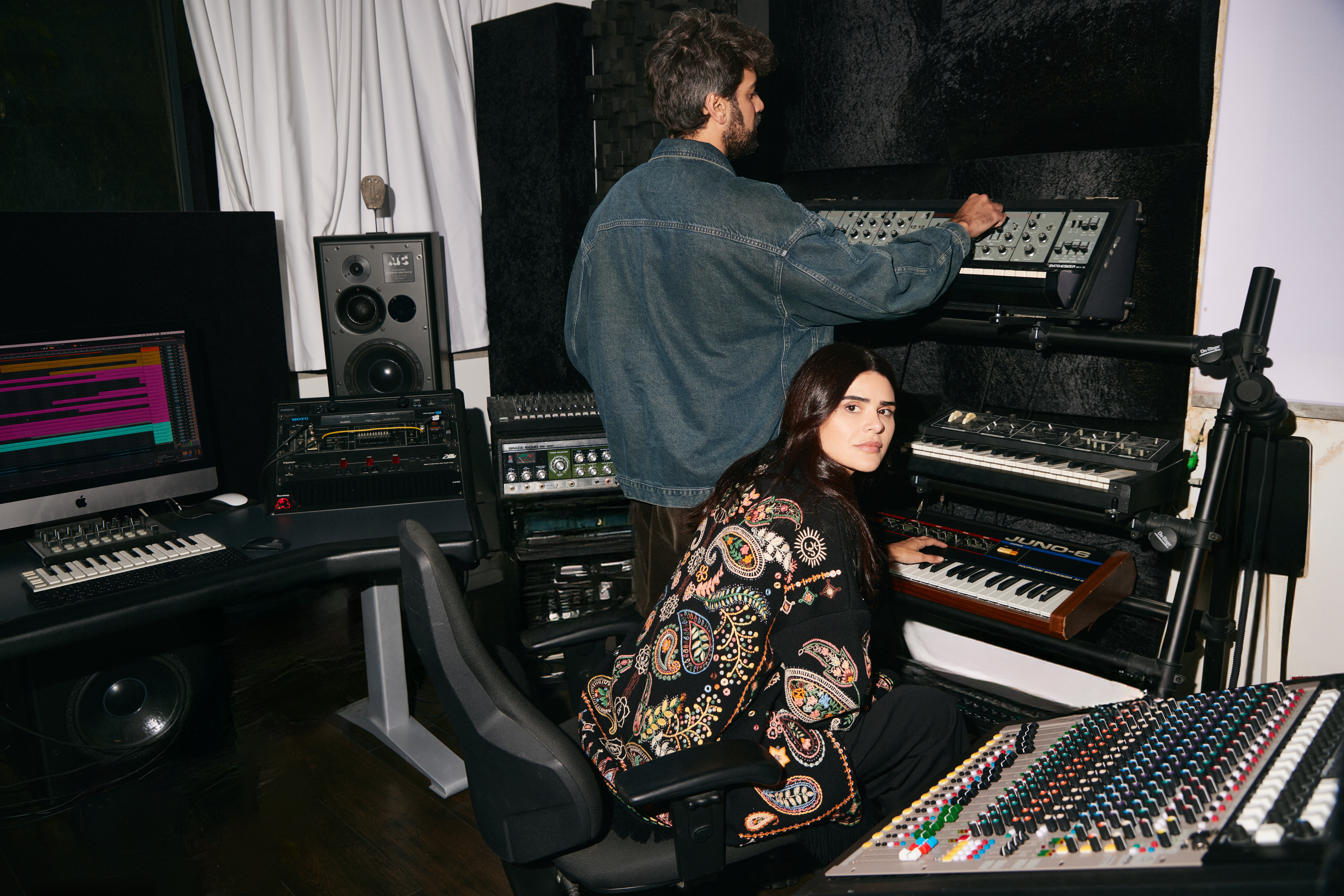 ANNA e Freedom Fighters fazem sua estreia pela Cercle Records com “Bloom”