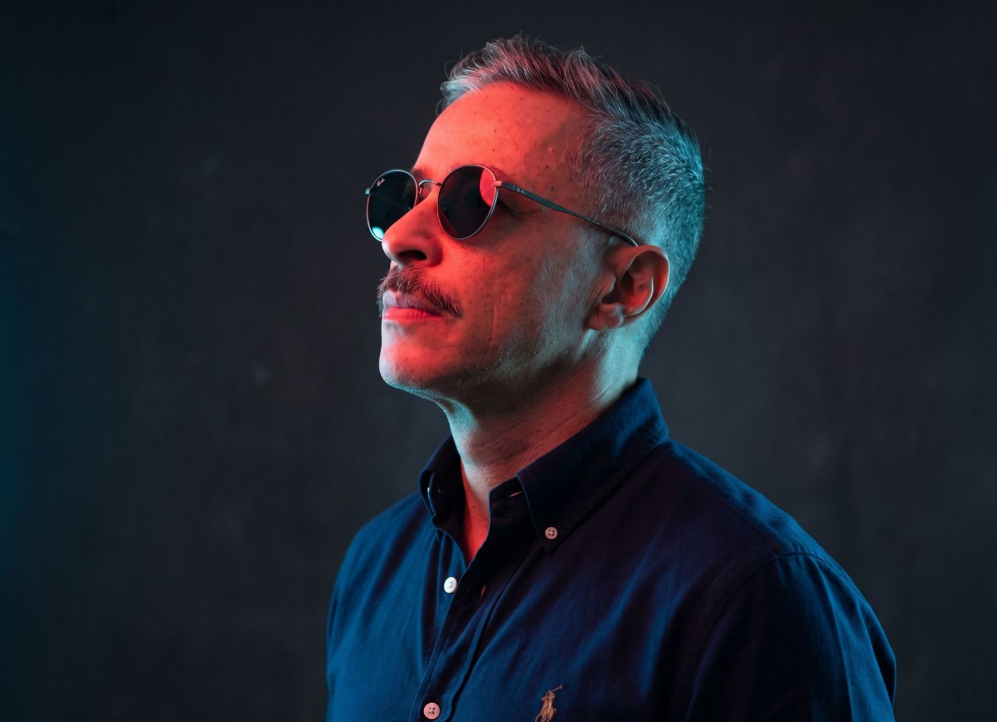 Ronney Gran transforma melancolia em movimento em “Another Day” pela Alphabeat