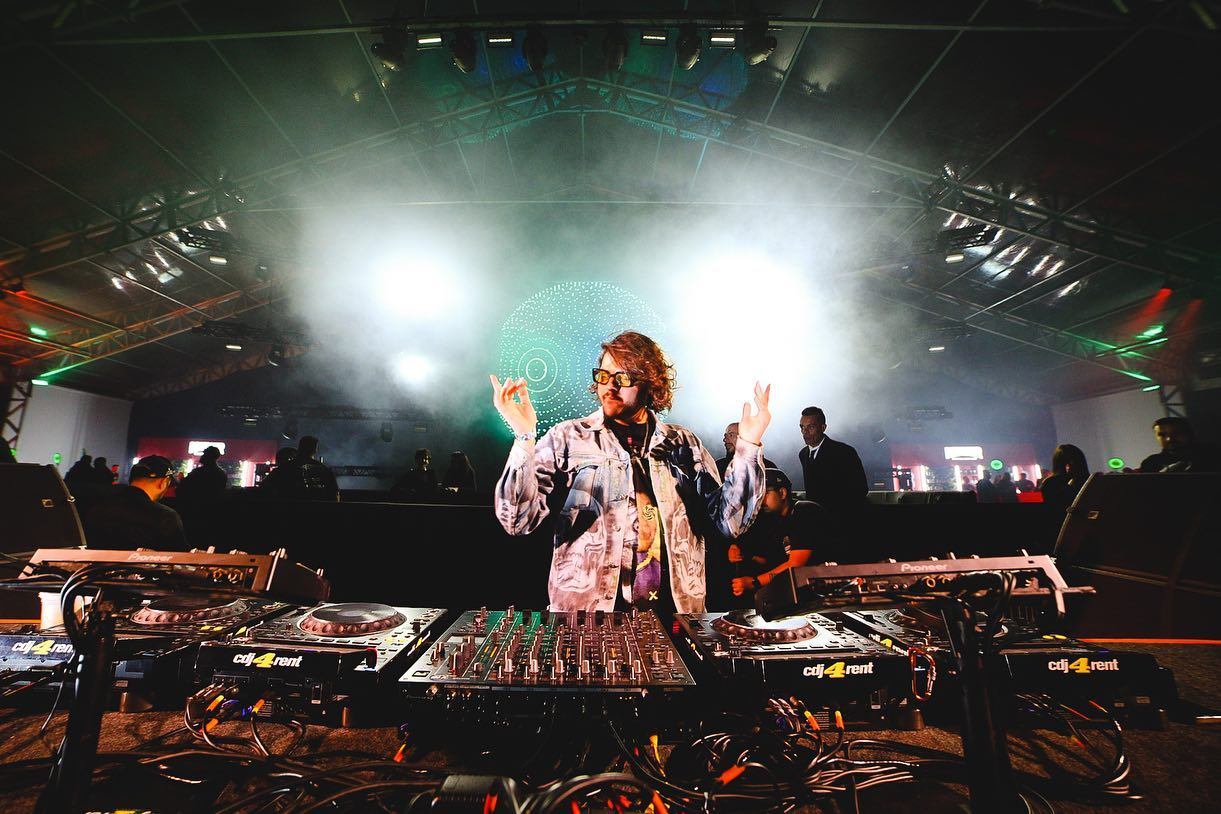 Rapha Fernandes apresenta “Another Night Alone”, um Tech House hipnótico para as pistas do underground pela ALPHABEAT