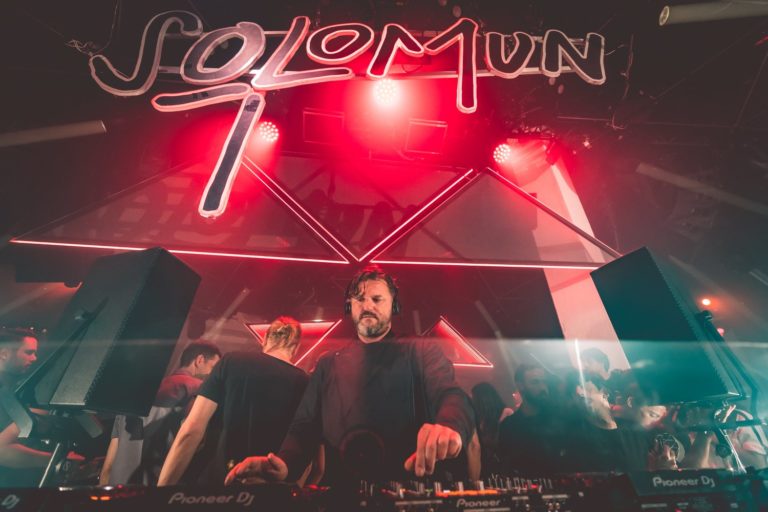 Dez anos depois de um set histórico, Solomun desembarca em Curitiba para apresentação na Pedreira Paulo Leminski