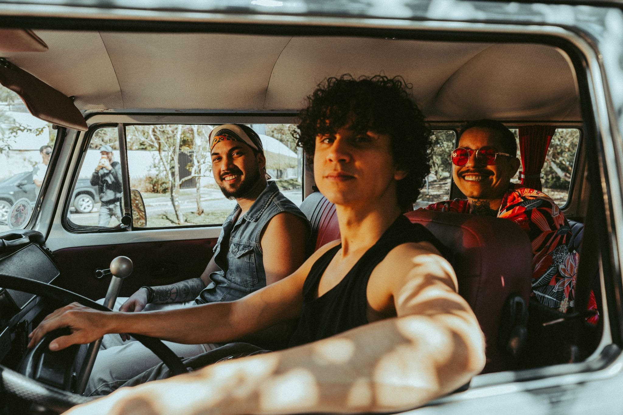 ILLUSIONIZE e duo FEZZO se unem em colaboração inédita para releitura do clássico “Living On My Own”