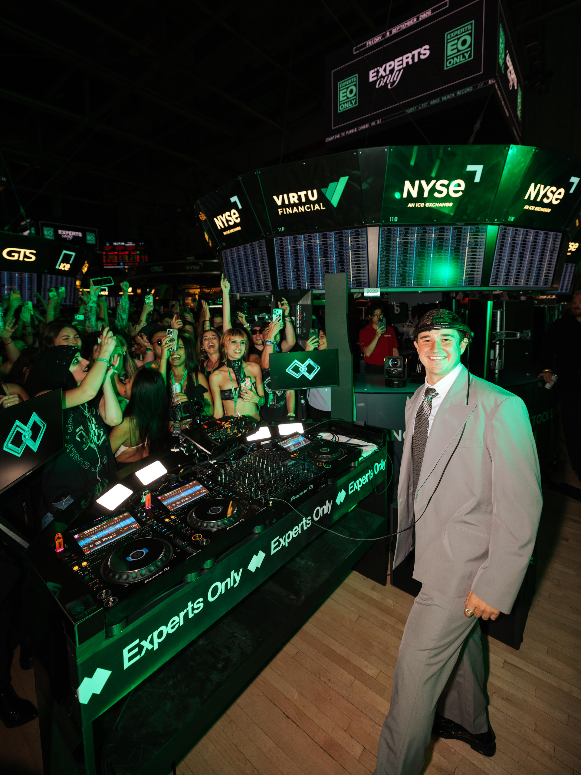 John Summit realiza apresentação na Bolsa de Valores de Nova York antes do Experts Only Festival